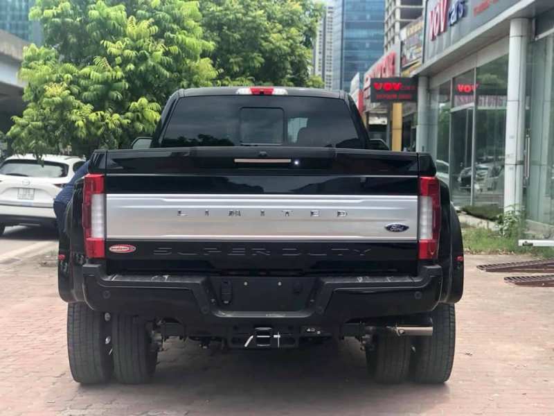 Ford F-450 Super Duty Limited 2019 thứ hai về Việt Nam với ngoại thất đen huyền bí