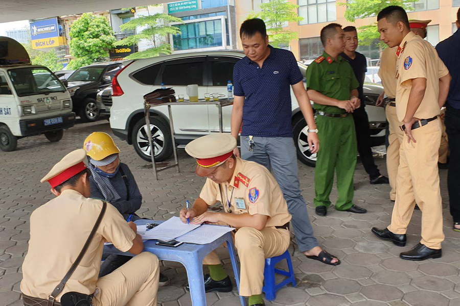 Hà Nội: CSGT phát hiện người phụ nữ vận chuyển súng tự chế trên đường Láng