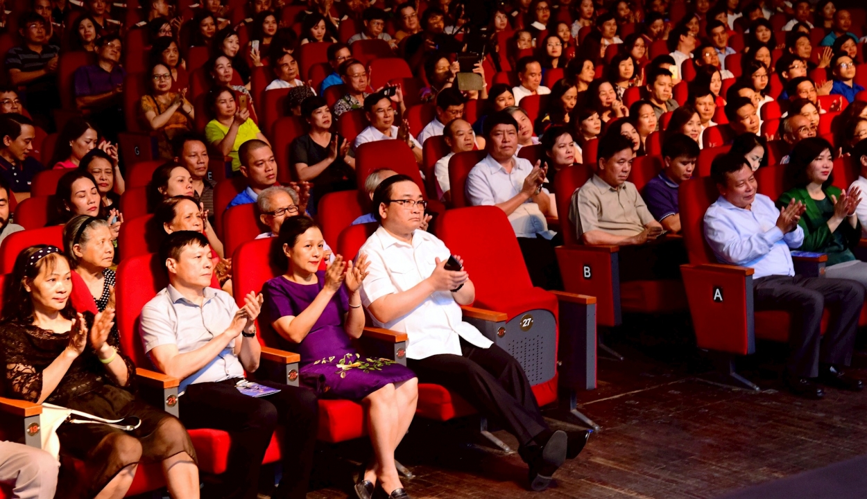 Đồng chí Hoàng Trung Hải, Ủy viên Bộ Chính trị, Bí thư Thành ủy Hà Nội và các đại biểu tham dự chương trình