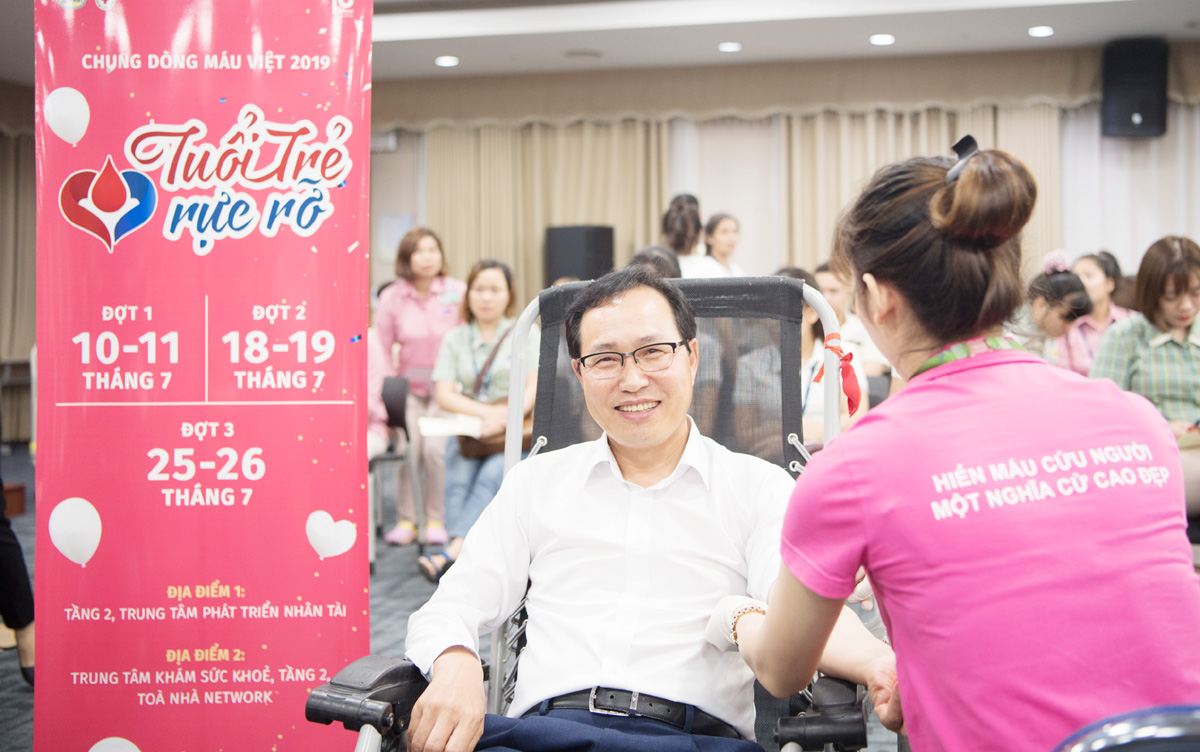 Tổng Giám đốc Samsung Việt Nam - ông Choi Joo Ho tham gia hiến máu