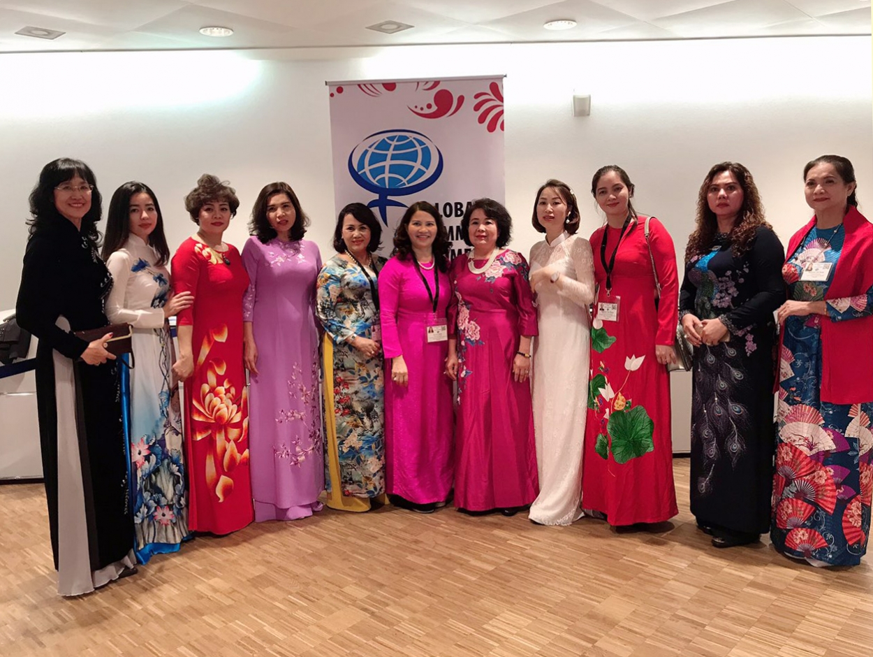 Dược sỹ Lê Thị Bình (đứng thứ 6 từ trái sang) cùng các nữ doanh nhân tiêu biểu tham dự Hội nghị