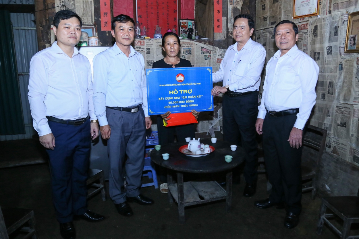 Chủ tịch Trần Thanh Mẫn trao nhà Đại đoàn kết cho gia đình bà Lương Thị Nga - gia đình có người thân đã hy sinh vì sự nghiệp xây dựng và bảo vệ Tổ quốc.