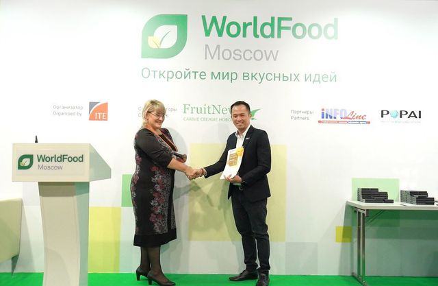 Đại diện Ban tổ chức World Food Moscow 2018 trao giải Vàng cho sản phẩm TH school MILK