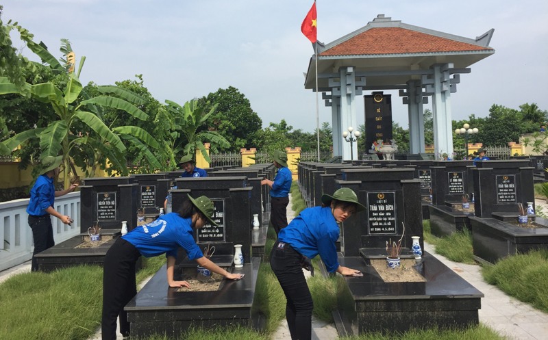 Vệ sinh môi trường tại Nghĩa trang liệt sĩ Đại Thành