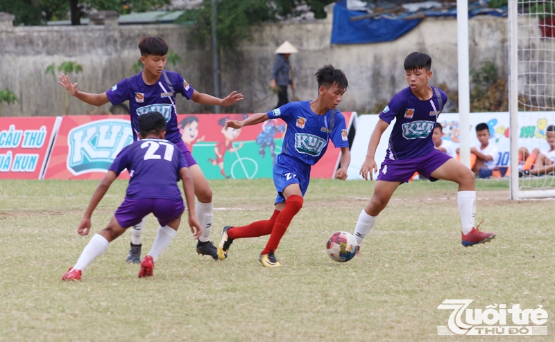 U13 PVF (áo xanh đậm) giành chiến thắng 1-0 trước U13 Đồng Tháp (áo xanh da trời)