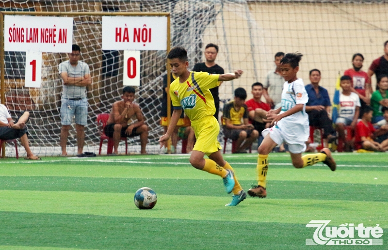 U13 SLNA (áo vàng) xuất sắc giành chiến thắng 5-0 trước U13 Hà Nội (áo trắng)