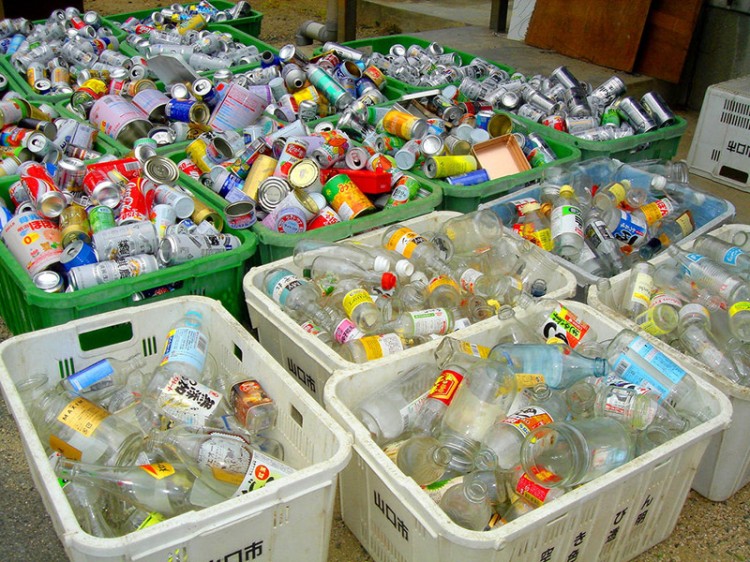 Rác thải tại Nhật Bản luôn đươc phân loại trước khi vứt bỏ. Ảnh: Timothy Takemoto