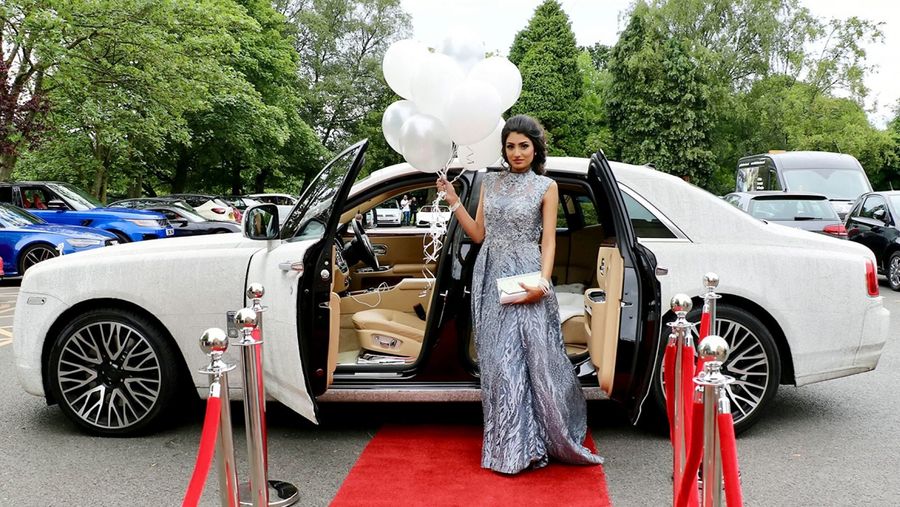 Đưa chủ đi dự Prom, Rolls-Royce Phantom đính 4 triệu viên pha lê