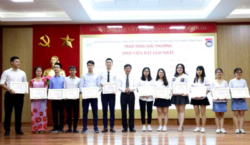 Nhóm sinh viên giành giải Nhất nghiên cứu khoa học cấp ĐH Quốc gia Hà Nội