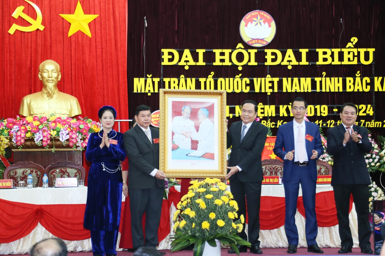 Chủ tịch UBTƯ MTTQ Việt Nam Trần Thanh Mẫn trao bức tranh tặng Đại hội