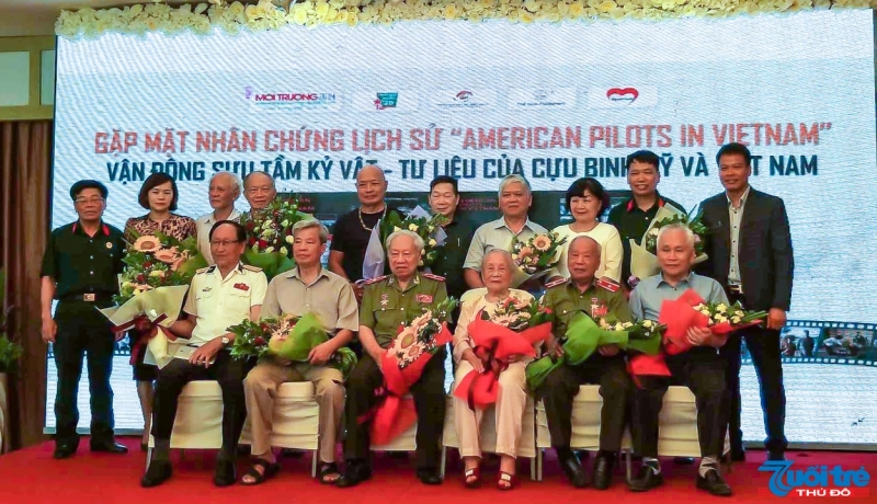 Ban tổ chức tặng hoa cho các nhân chứng