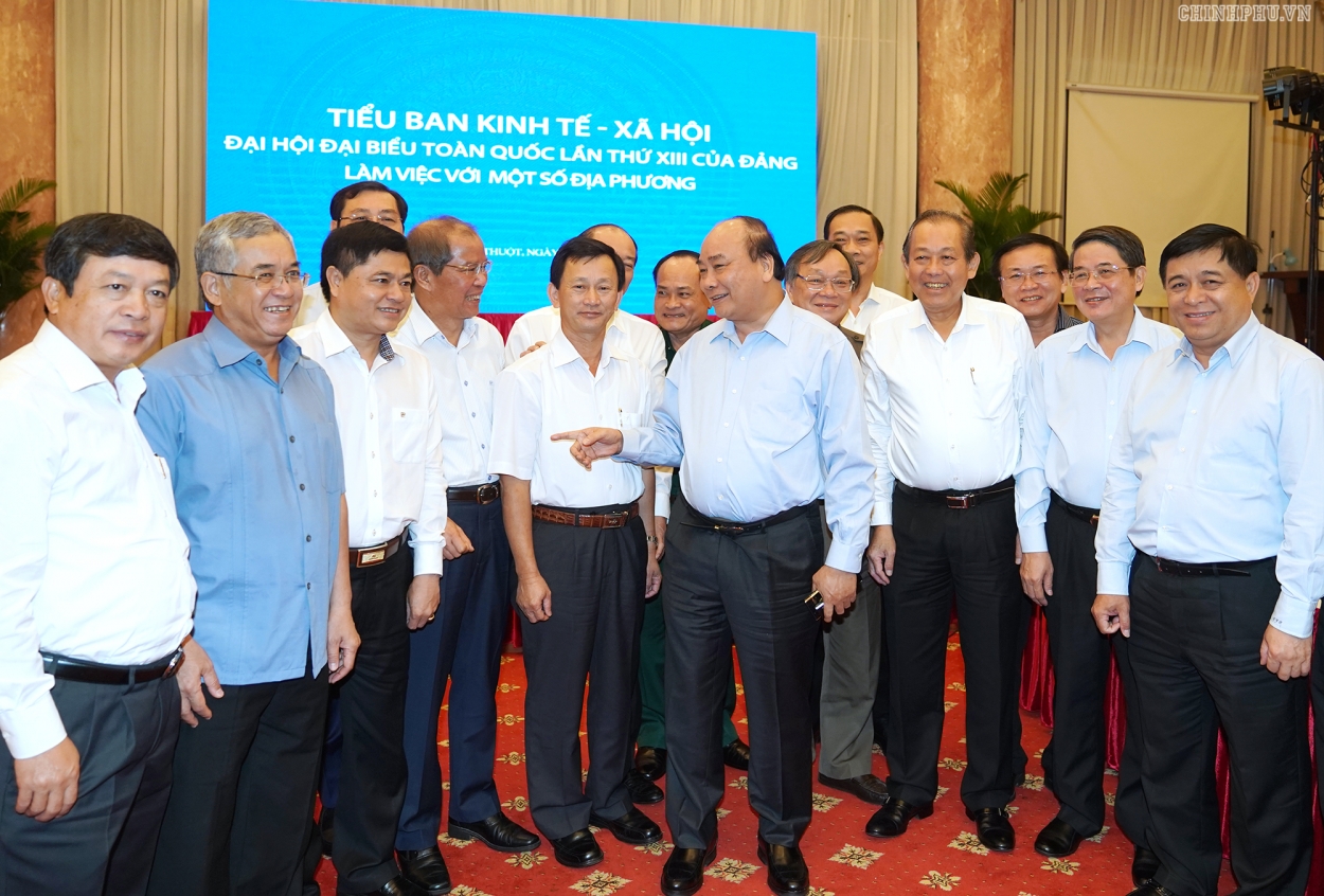 Thủ tướng Nguyễn Xuân Phúc trò chuyện cùng các đại biểu.