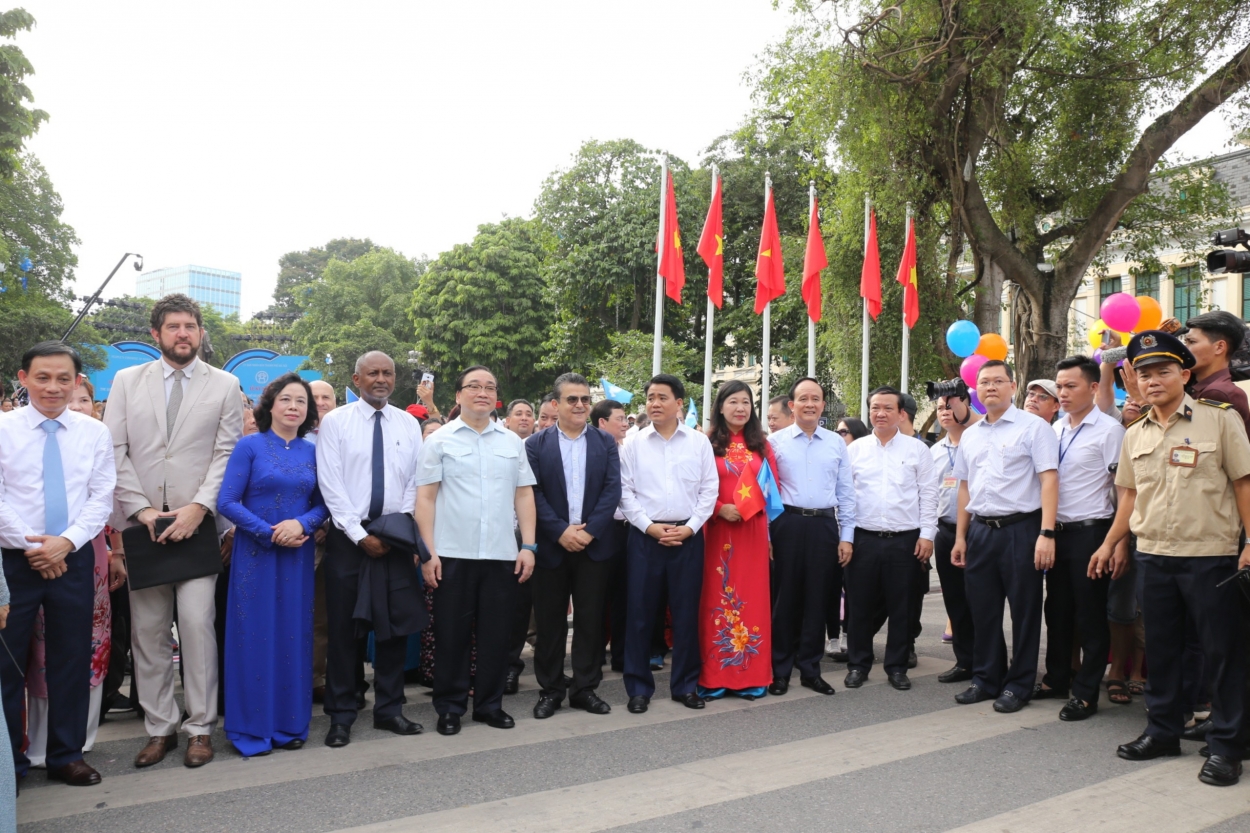 Các đồng chí lãnh đạo Trung ương, thành phố Hà Nội và đại biểu dự Lễ kỷ niệm; Ảnh: Vương Đức