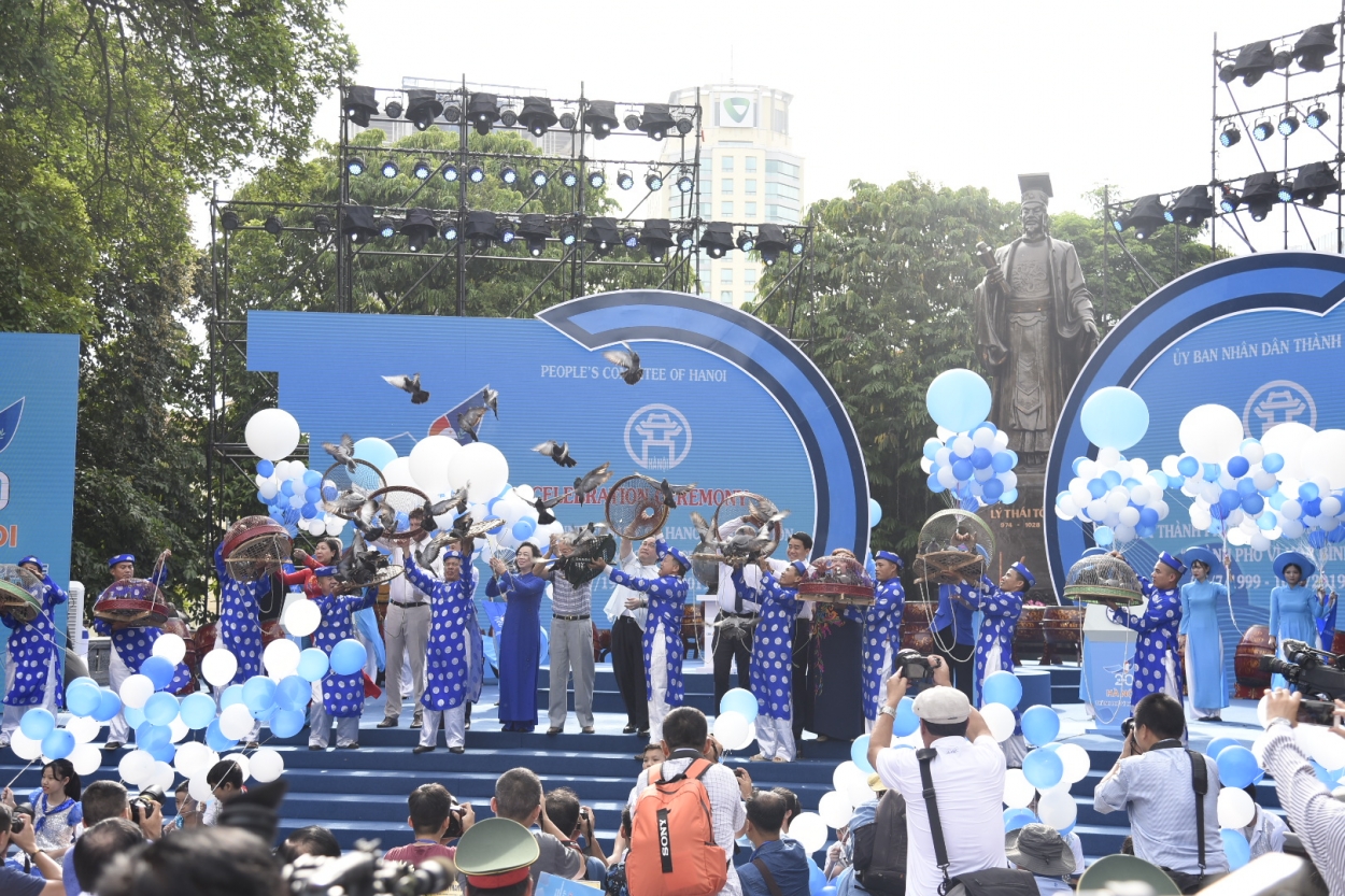 Các đại biểu thả chim bồ câu - biểu tượng của hòa bình: Ảnh: Mai Luyến - Vương Đức