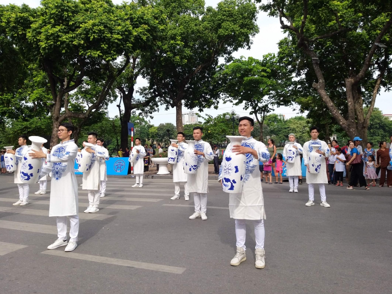 Tinh hoa Hà Nội rực rỡ bên Hồ Gươm