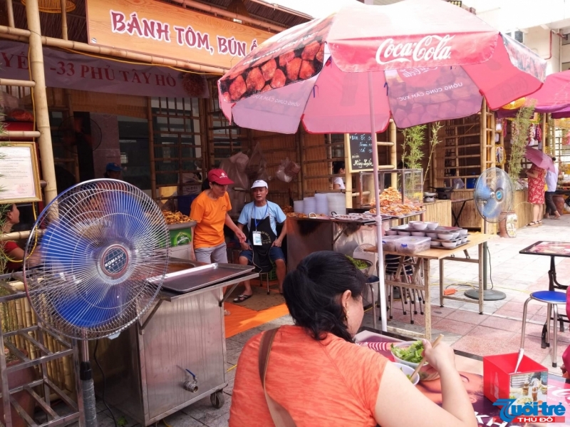 Không gian văn hóa ẩm thực hấp dẫn khách tham quan trong 