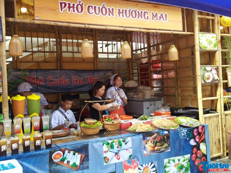 Không gian văn hóa ẩm thực hấp dẫn khách tham quan trong 