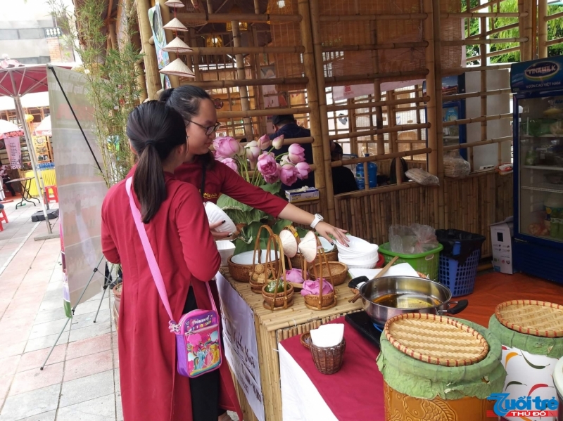 Không gian văn hóa ẩm thực hấp dẫn khách tham quan trong 