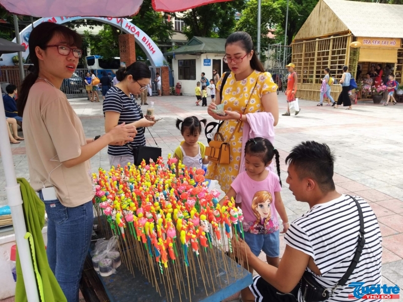 Không gian văn hóa ẩm thực hấp dẫn khách tham quan trong 