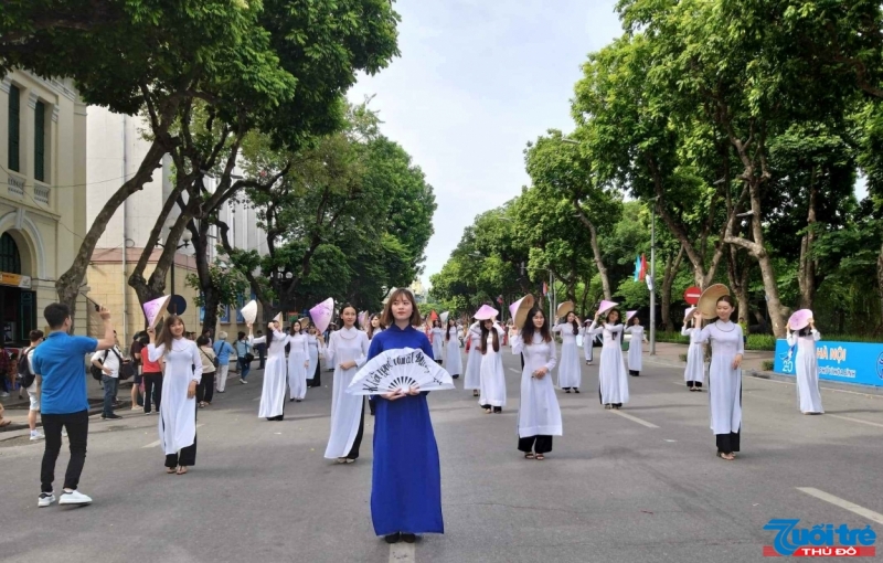 Đông đảo thành phần công dân tham gia lễ Mít tinh kỉ niệm 20 năm Hà Nội- Thành phố vì hòa bình