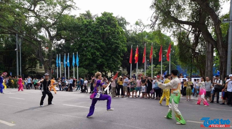 Đông đảo thành phần công dân tham gia lễ Mít tinh kỉ niệm 20 năm Hà Nội- Thành phố vì hòa bình