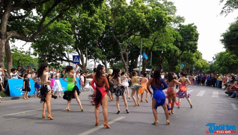 Đông đảo thành phần công dân tham gia lễ Mít tinh kỉ niệm 20 năm Hà Nội- Thành phố vì hòa bình