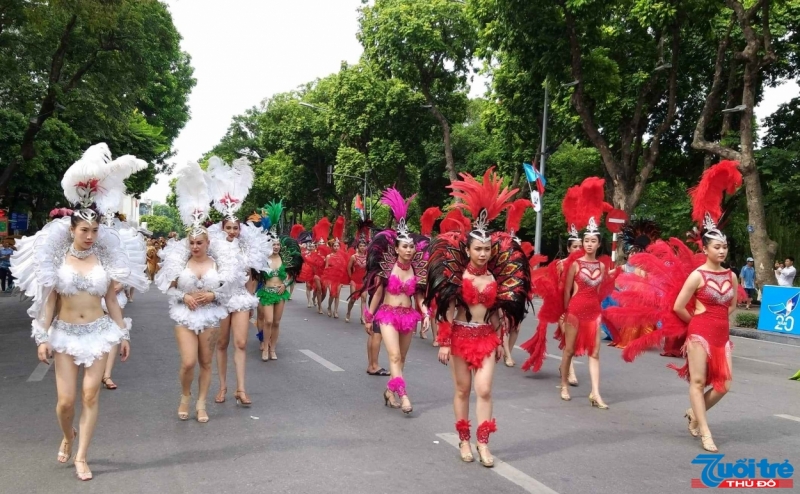 Đông đảo thành phần công dân tham gia lễ Mít tinh kỉ niệm 20 năm Hà Nội- Thành phố vì hòa bình