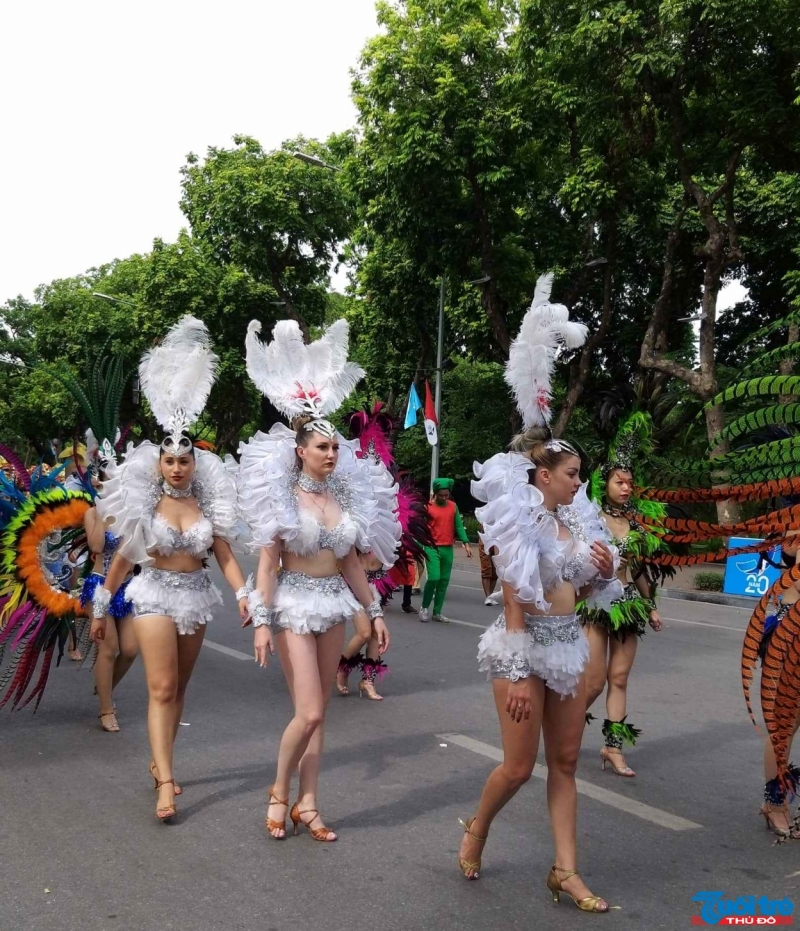 Đông đảo thành phần công dân tham gia lễ Mít tinh kỉ niệm 20 năm Hà Nội- Thành phố vì hòa bình