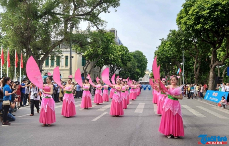 Đông đảo thành phần công dân tham gia lễ Mít tinh kỉ niệm 20 năm Hà Nội- Thành phố vì hòa bình