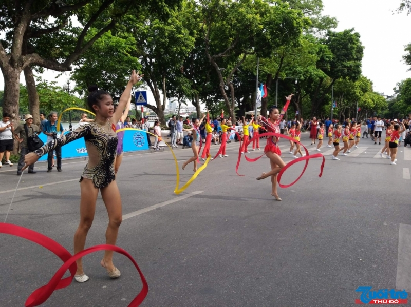 Đông đảo thành phần công dân tham gia lễ Mít tinh kỉ niệm 20 năm Hà Nội- Thành phố vì hòa bình