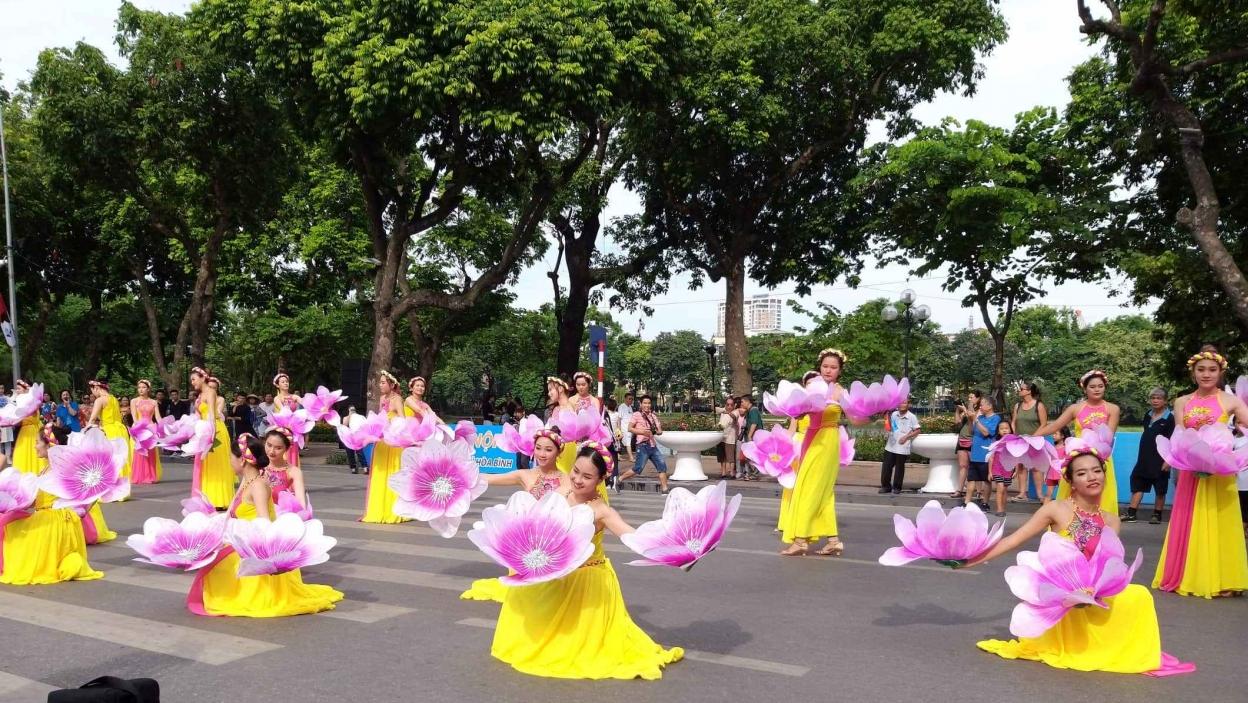 Đông đảo thành phần công dân tham gia lễ Mít tinh kỉ niệm 20 năm Hà Nội- Thành phố vì hòa bình