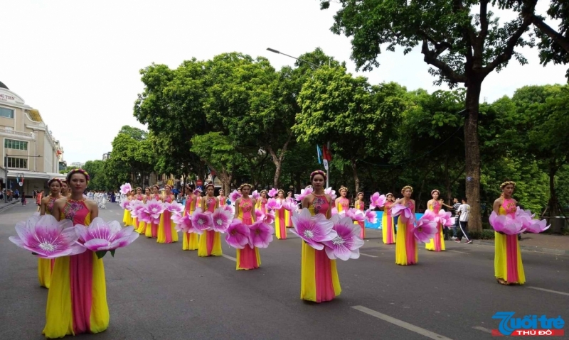 Đông đảo thành phần công dân tham gia lễ Mít tinh kỉ niệm 20 năm Hà Nội- Thành phố vì hòa bình