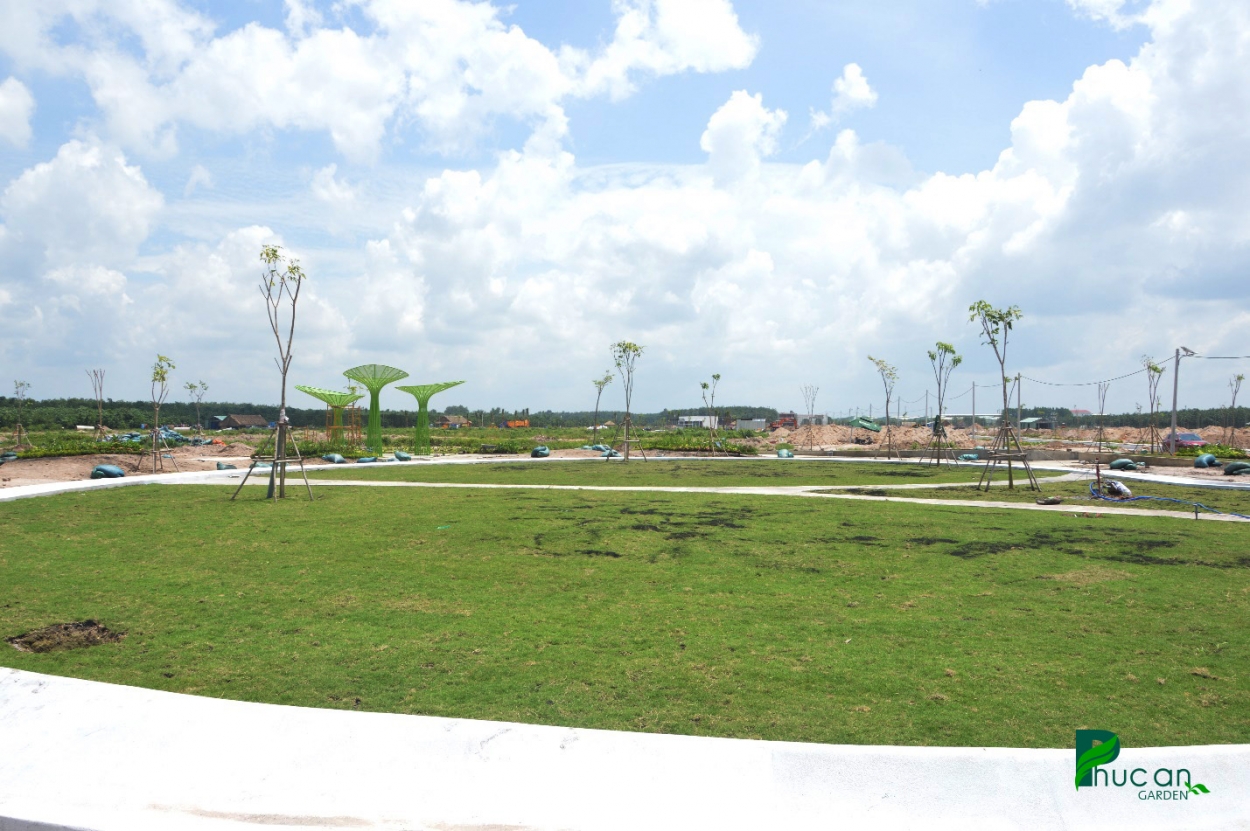 Hạ tầng dự án đang được đẩy mạnh thi công, hiện đường nội khu, chiếu sáng, viễn thông, cấp thoát nước đã hoàn thành