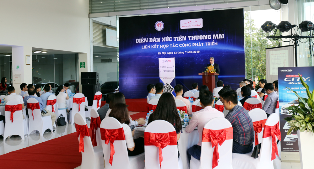 Giám đốc Dự án USAID Ron Ashkin phát biểu tại chương trình