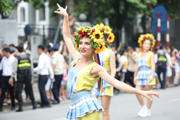 Những vũ công xinh đẹp khuấy động đường phố Hà Nội