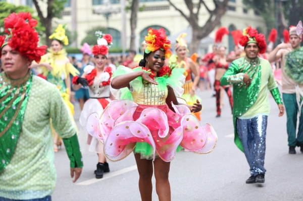 Carnival đường phố khuấy động Hồ Gươm kỷ niệm “20 năm Thành phố vì hòa bình”