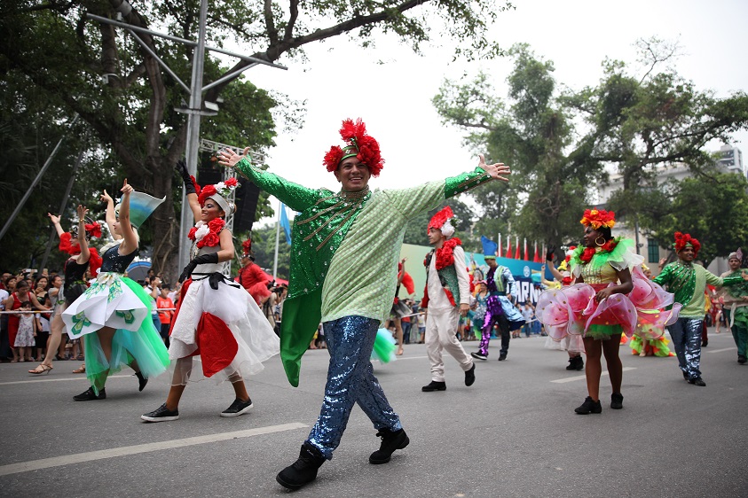 Rực rỡ Carnival đường phố Hà Nội kỷ niệm “20 năm Thành phố vì hòa bình”