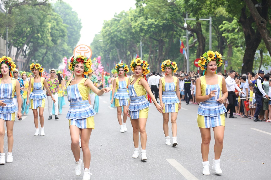 Rực rỡ Carnival đường phố Hà Nội kỷ niệm “20 năm Thành phố vì hòa bình”