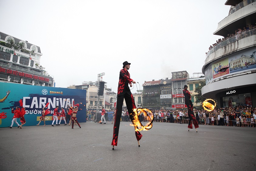 Rực rỡ Carnival đường phố Hà Nội kỷ niệm “20 năm Thành phố vì hòa bình”