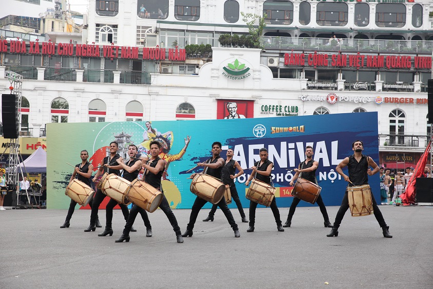 Rực rỡ Carnival đường phố Hà Nội kỷ niệm “20 năm Thành phố vì hòa bình”