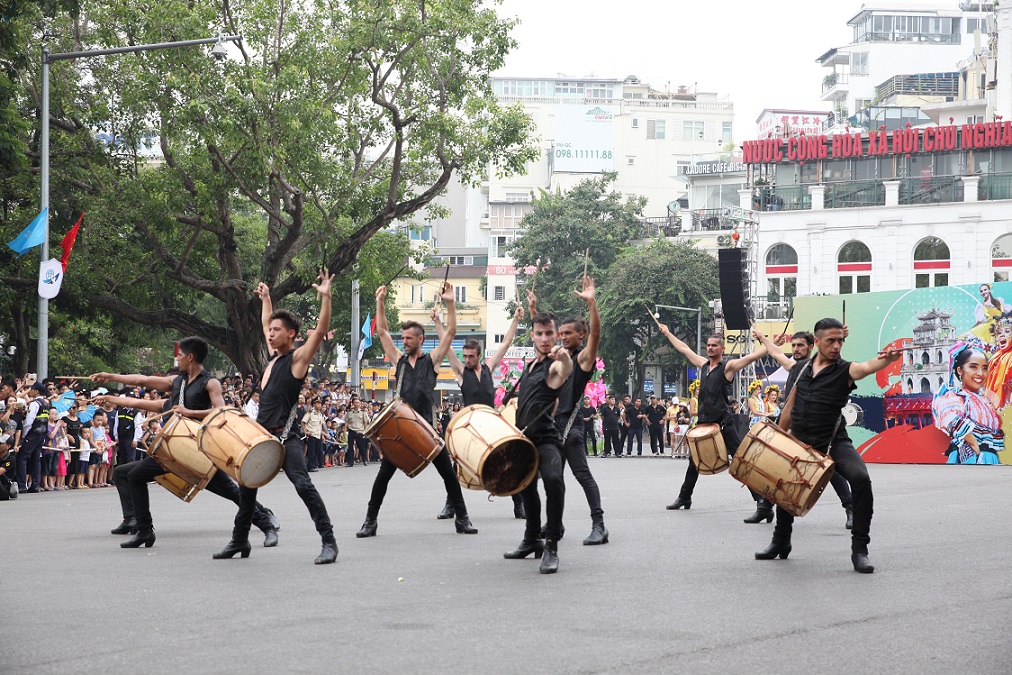 Rực rỡ Carnival đường phố Hà Nội kỷ niệm “20 năm Thành phố vì hòa bình”