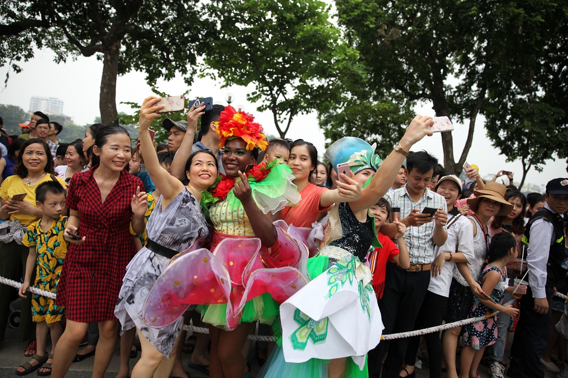 Rực rỡ Carnival đường phố Hà Nội kỷ niệm “20 năm Thành phố vì hòa bình”