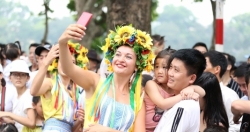 Rực rỡ Carnival đường phố Hà Nội kỷ niệm “20 năm Thành phố vì hòa bình”
