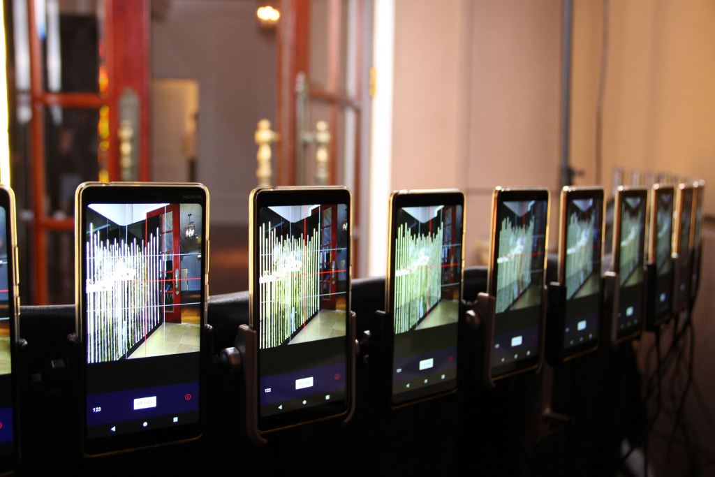 24 chiếc Nokia smartphones được điều khiển và hoạt động cùng lúc trong 1 giây để khi lại mọi chuyển động, khoảnh khắc của nhân vật