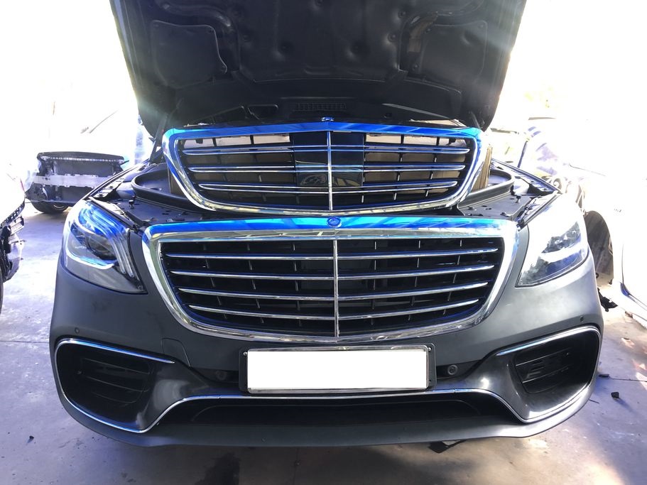 Mặt ca-lăng cũ và mặt ca-lăng mới của chiếc S400 được các thợ Việt đặt cạnh nhau để nhận thấy sự khác biệt