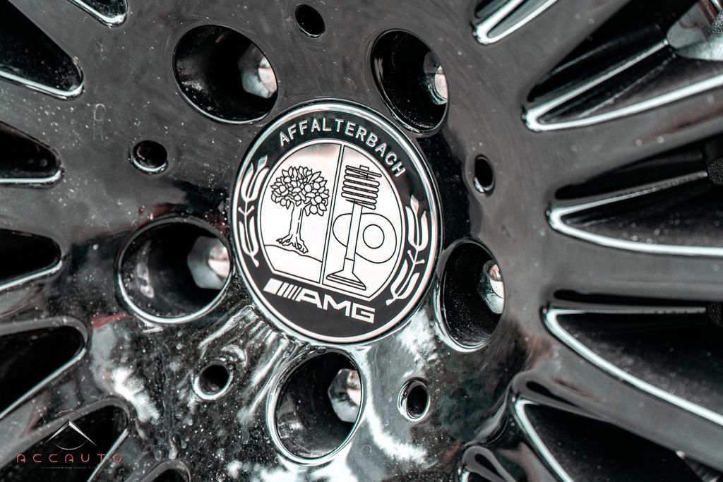 Cận cảnh logo AMG ở trục bánh xe