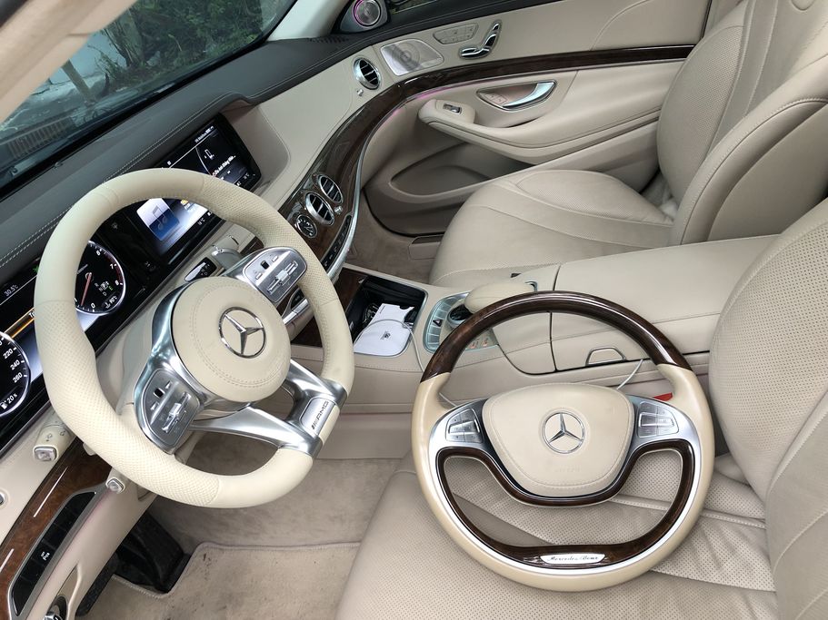Vô-lăng cũ (bên dưới ghế) và vô-lăng mới của chiếc xe sang S400 độ body-kit S63 AMG