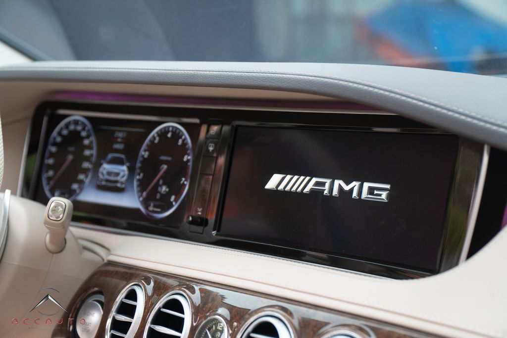 Cụm màn hình đôi trên dòng S-Class vẫn được giữ nguyên