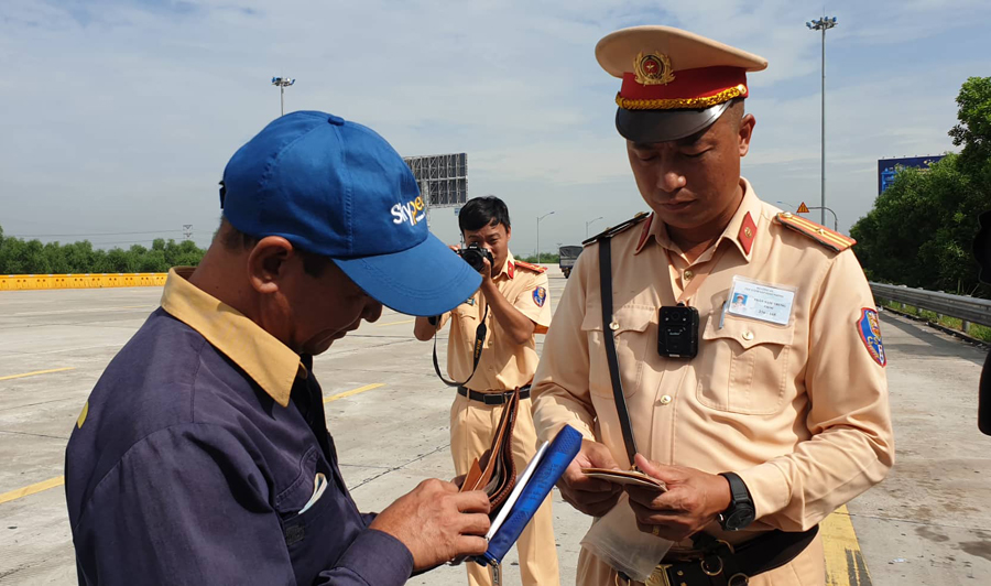 Trong ngày ra quân đầu tiên, lực lượng CSGT đã kiểm tra giấy tờ, đo nồng độ cồn đối với nhiều tài xế xe khách, container
