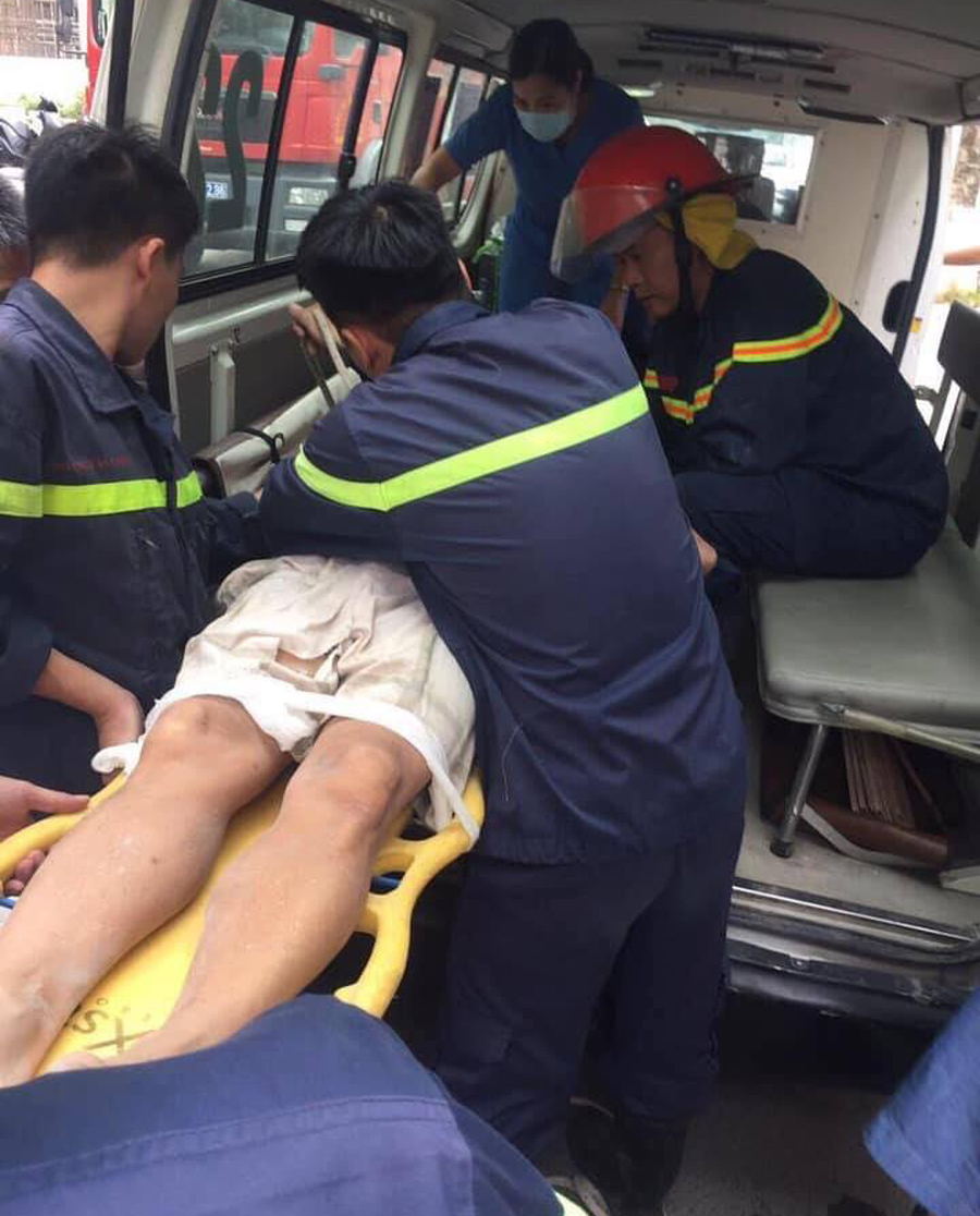 Cảnh sát PCCC và cứu hộ cứu nạn đã dùng xe thang chuyên dụng để đưa người bị thương đi cấp cứu